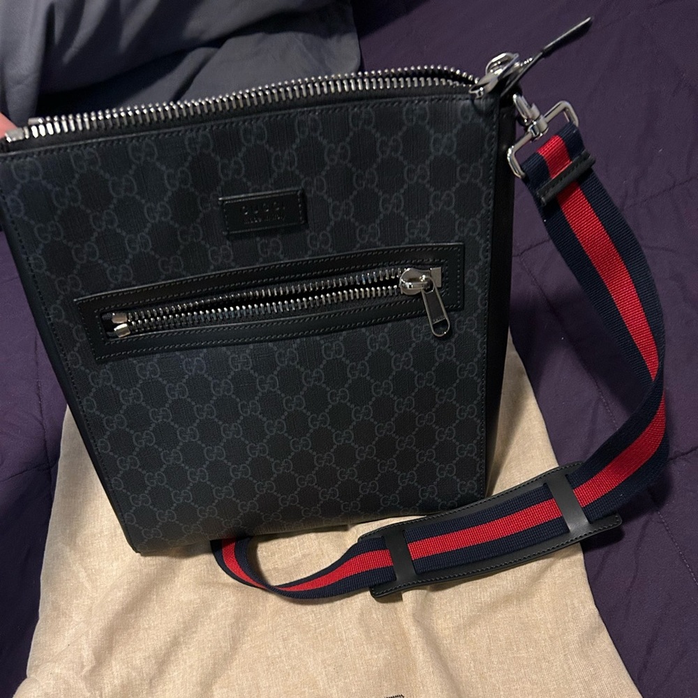 Large Authentic Gucci Messenger bag (Very Mint Condition)